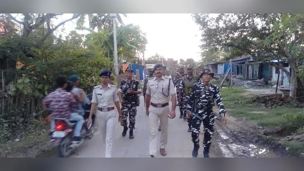 Madhubani : शांतिपूर्ण चुनाव कराने के लिए किया फ्लैग मार्च