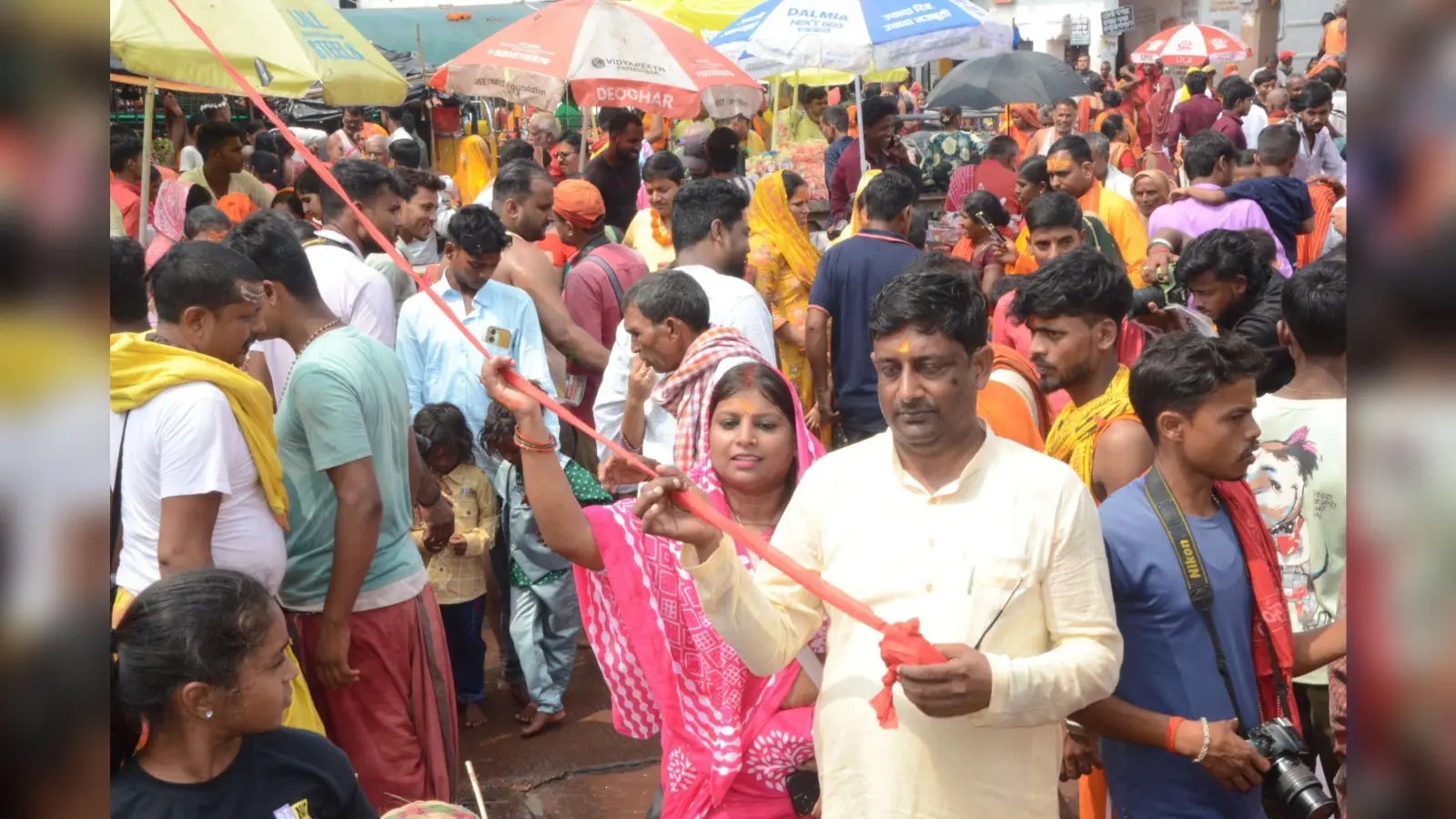 Deoghar News : बाबा मंदिर में जलार्पण को उमड़े भक्त, पांच सौ से अधिक लोगों ने कराया गठबंधन