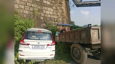 Bokaro News : ट्रैक्टर ने कार में मारी टक्कर, महिला समेत तीन लोग घायल