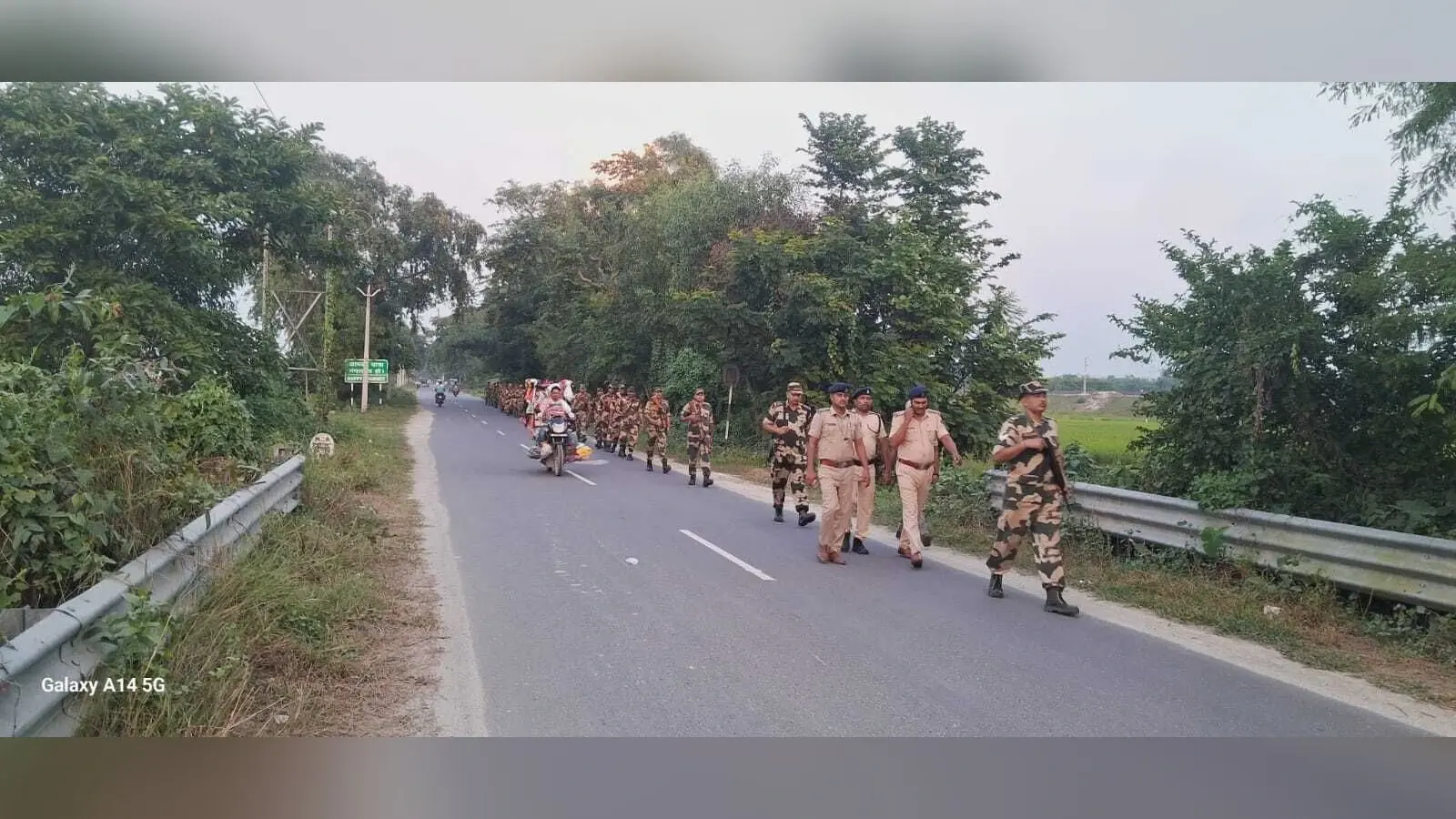 सुरक्षा बलों ने फुलबरिया बाजार में निकाला फ्लैग मार्च