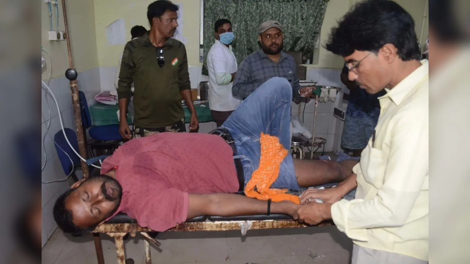 Dhanbad News: एफसीआइ साइडिंग में ट्रांसपोर्टर व ट्रक चालकों में हिंसक संघर्ष, चालक को लगी गोली