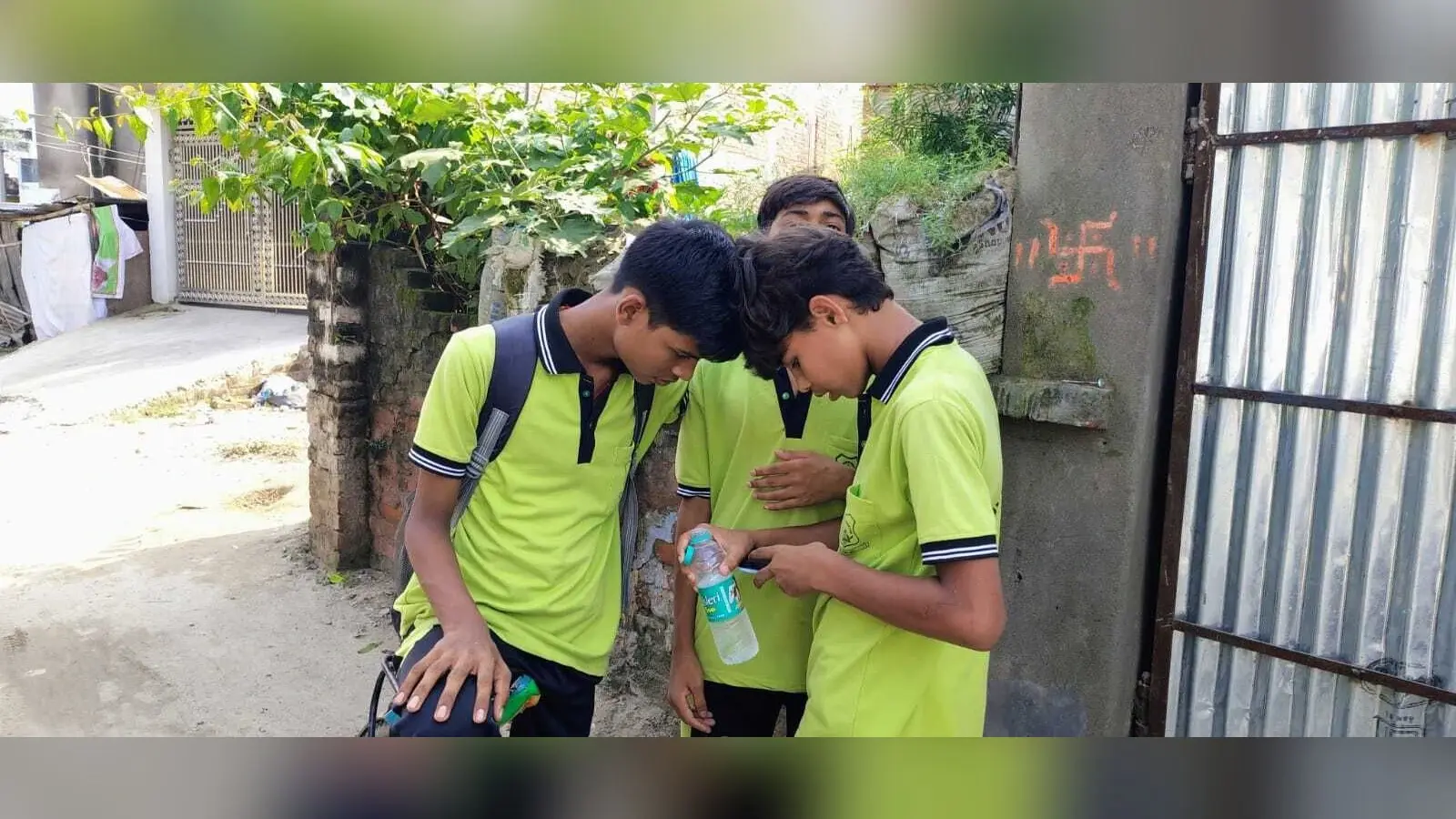 मोबाइल की लत : बच्चों में बढ़ रहा हिंसक व्यवहार, अभिभावकों रखे ध्यान