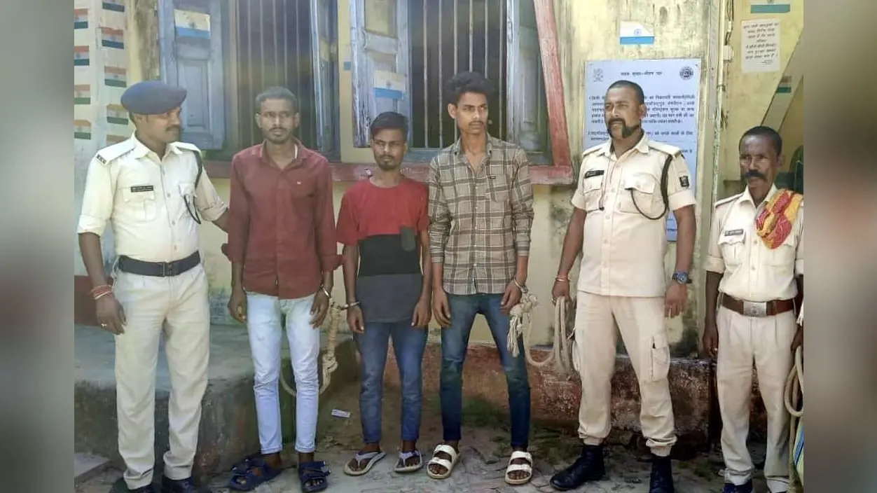 लड़की का अपहरण करने पहुंचे तीन युवकों की जमकर हुई पिटाई, पुलिस को सौंपा