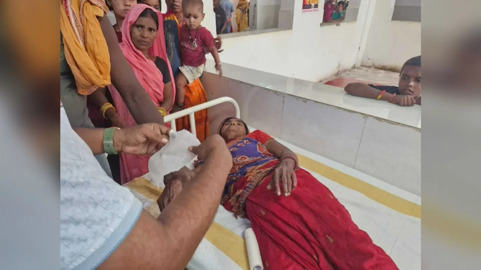 सर्पदंश से महिला जख्मी, अस्पताल में हुआ उपचार