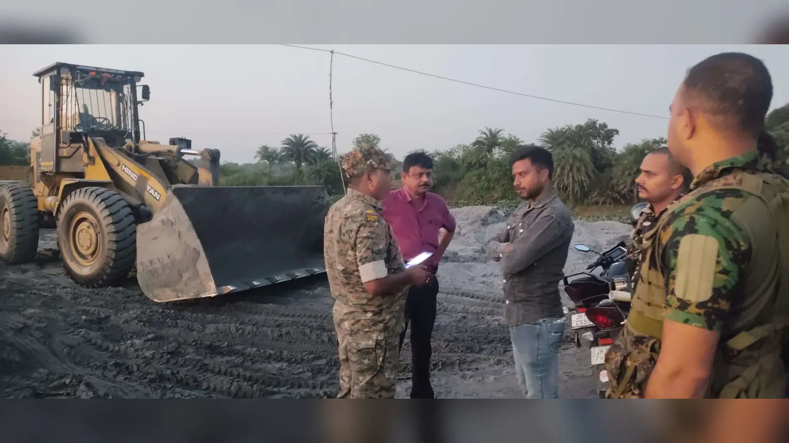 Dhanbad News : अवैध तरीके से तालाब भर रहे जेसीबी को पुलिस ने किया जब्त