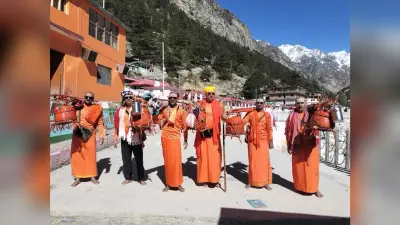 Deoghar news : तीर्थपुरोहितों ने गोमुख से गंगाजल लेकर शुरू की कांवर यात्रा