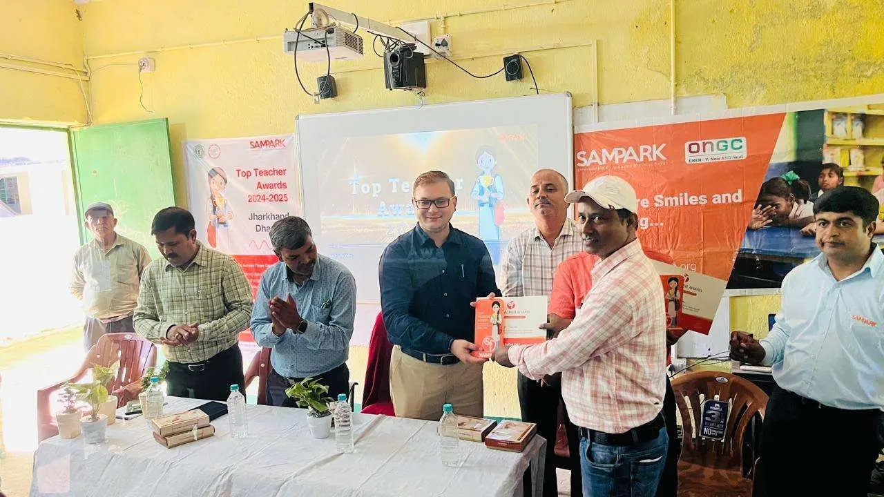 Dhanbad News: 27 शिक्षकों, 13 स्कूलों और पांच ब्लॉकों को सम्मानित किया गया