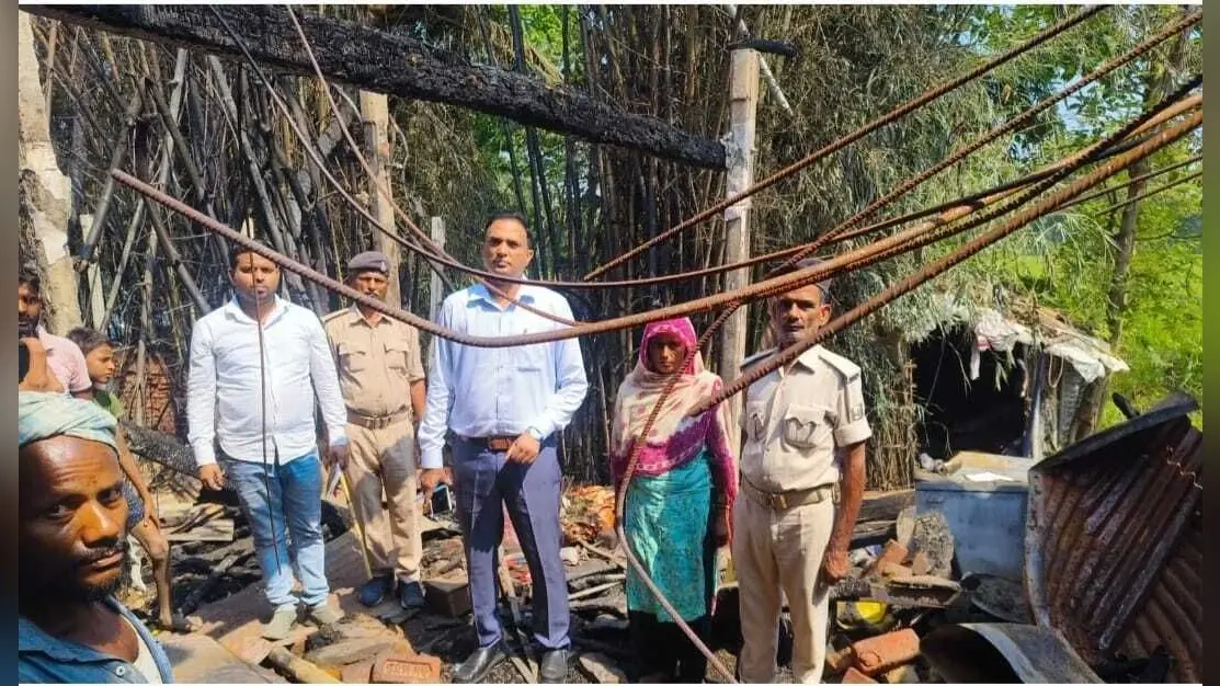 अगलगी में तीन घर जलकर राख, नकद व सामान नष्ट