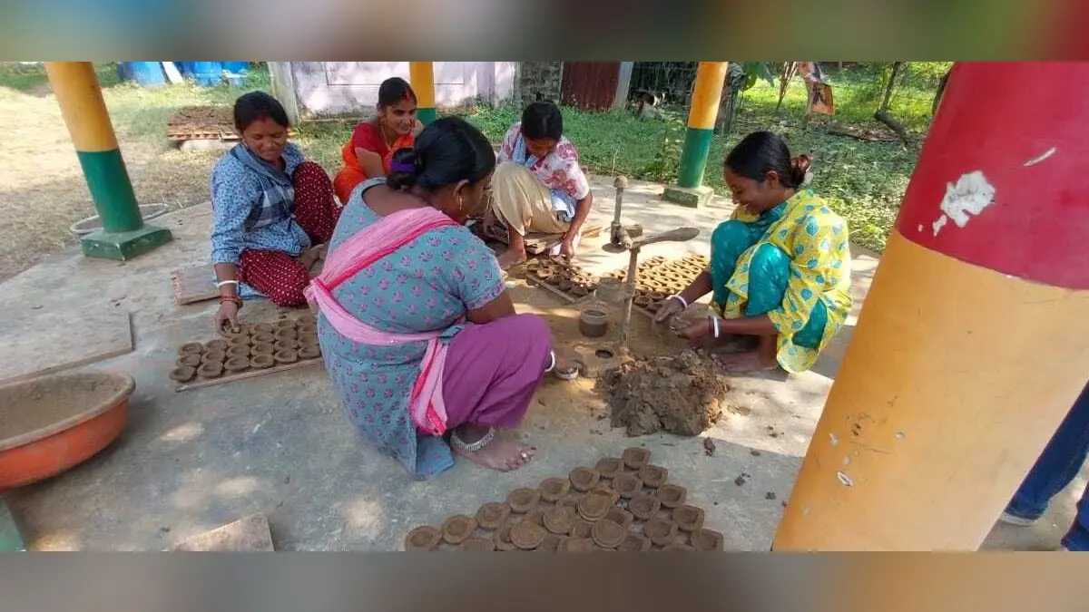 Ranchi News : रांची से बनारस तक जगमगायेंगे गोबर से बने दीये