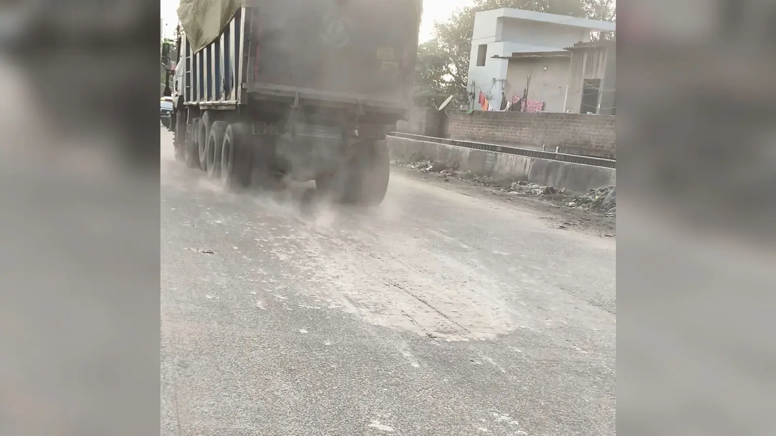 नियमों को ताक पर रख कर जारी है एनटीपीसी के फ्लाइ एश का परिवहन