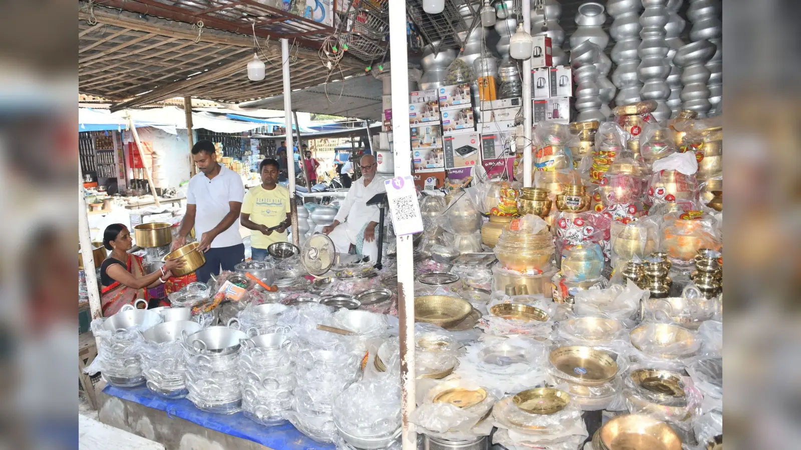 Bokaro news : धनतेरस के ले चास-बोकारो में सजा बर्तनों का बाजार