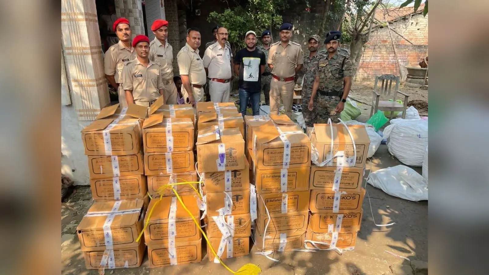 नकली विदेशी शराब फैक्ट्री का पुलिस ने किया भंडाफोड़, सीलिंग उपकरण सहित नकदी बरामद