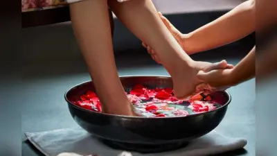 Foot Massage Benefits: स्ट्रेस, नींद की कमी जैसी समस्याएं होगी चुटकियों में दूर – पैरों की मालिश से मिलेगा सुकून और आराम