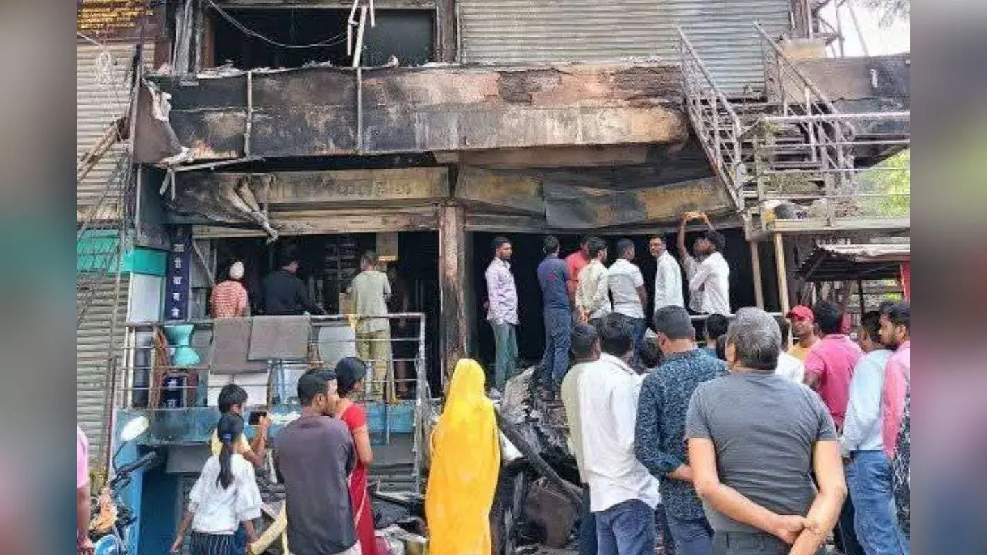 रात के सन्नाटे में सुलगा हजारीबाग का होटल और कपड़ा दुकान, 70 लाख रुपये स्वाहा