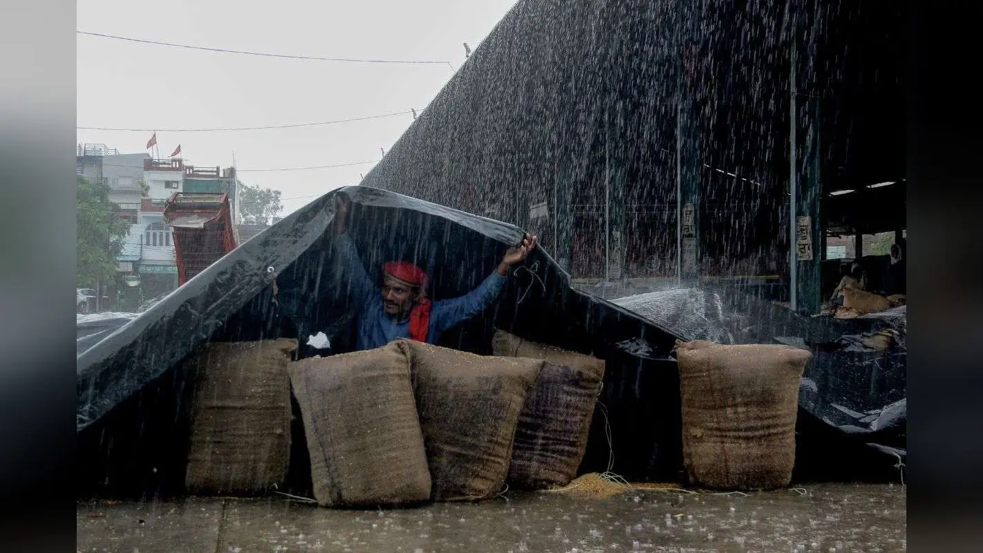 Heavy Rain Delhi: दिल्ली में मौसम कूल-कूल, कई इलाकों में झमाझम बारिश, आईएमडी ने जारी किया अलर्ट