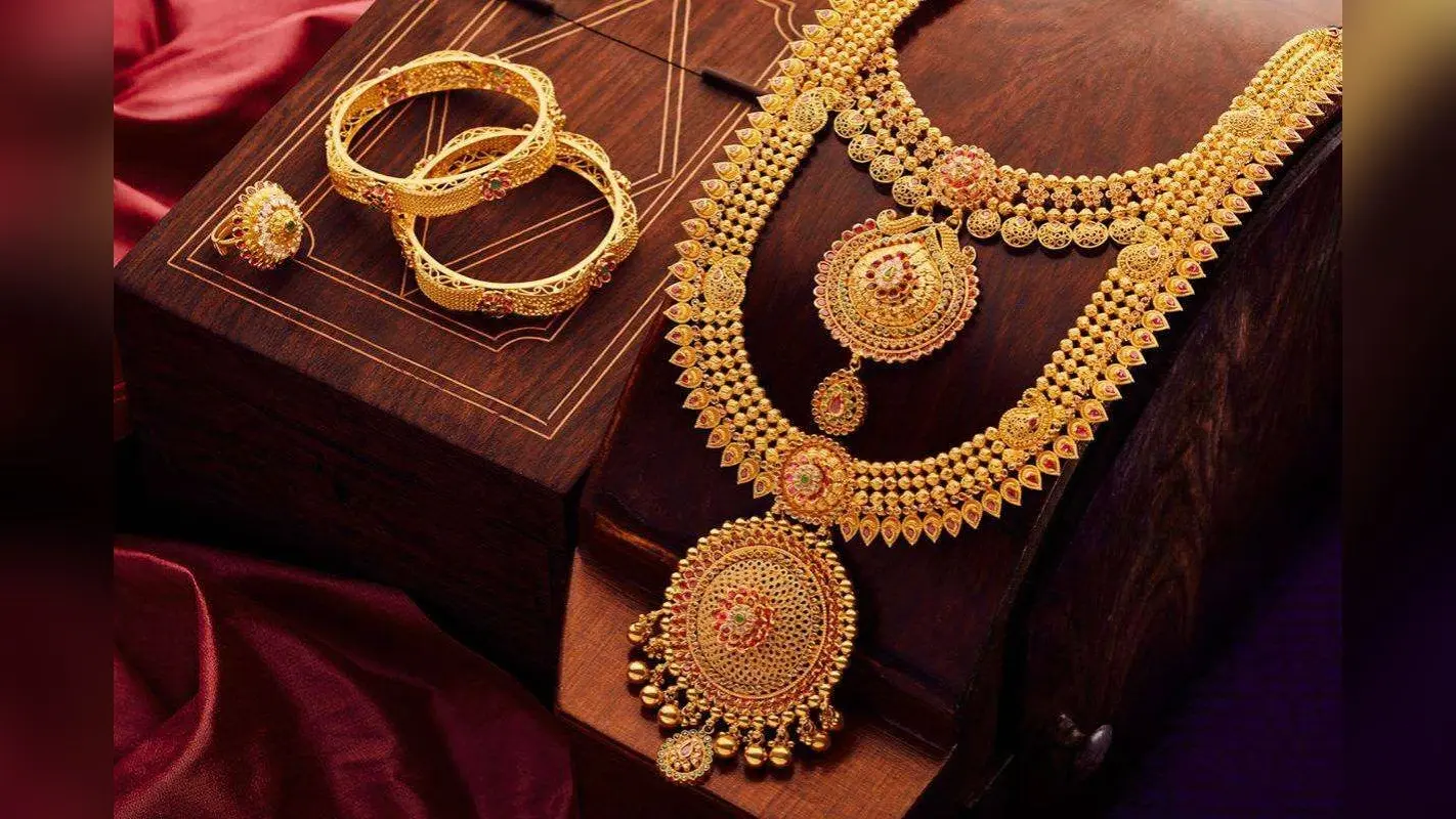 Gold and Silver Jewellery Cleaning Tips: घर बैठे चमकाएं सोने-चांदी के जेवर, बस इन 3 चीजों से लौट आएगी पहले जैसी चमक