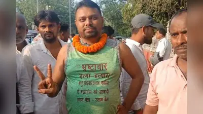 ये क्या! हाफ पैंट- गंजी पहनकर ही नॉमिनेशन करने पहुंच गया, जानिए कौन है यह शख्स