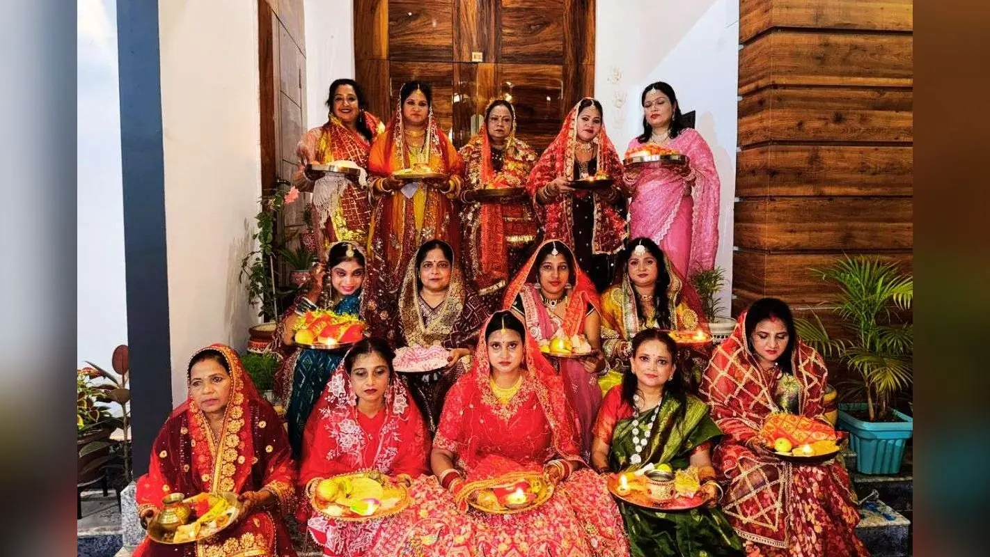 करवाचौथ : सुहागिनों ने फेरे सुहाग थाल, चौथ महारानी से मांगी पति की लंबी आयु, देखें खूबसूरत PHOTOS