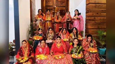 करवाचौथ : सुहागिनों ने फेरे सुहाग थाल, चौथ महारानी से मांगी पति की लंबी आयु, देखें खूबसूरत PHOTOS