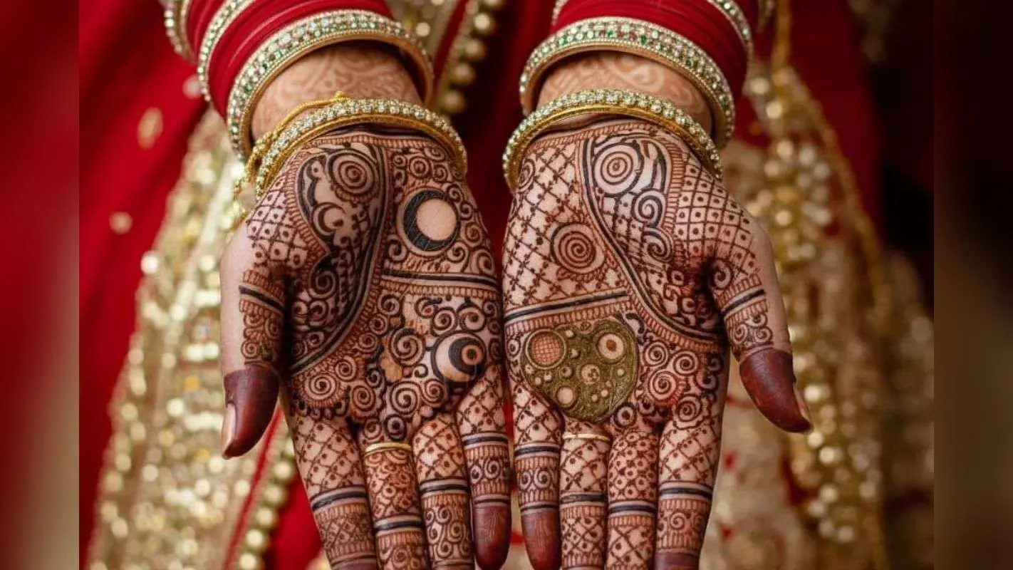 Karwa Chauth Mehndi design: करवा चौथ पर इन मेहंदी डिजाइन से सजाइए अपने हाथ, जी भरकर पति लुटाएंगे प्यार