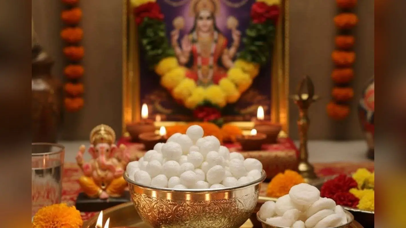 Dhanteras 2025: धनतेरस पर खील-बताशे चढ़ाना क्यों होता है महत्वपूर्ण? जानें कहीं इससे तो नहीं खुलती है बंद किस्मत के तालें