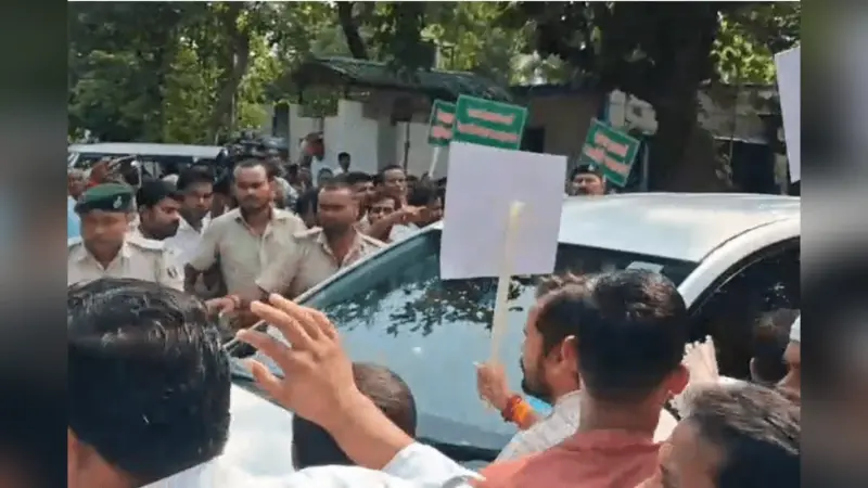 Bihar Chunav: समर्थकों ने घेरी लालू-तेजस्वी की गाड़ी, मसौढ़ी विधायक की टिकट काटने की मांग, VIDEO