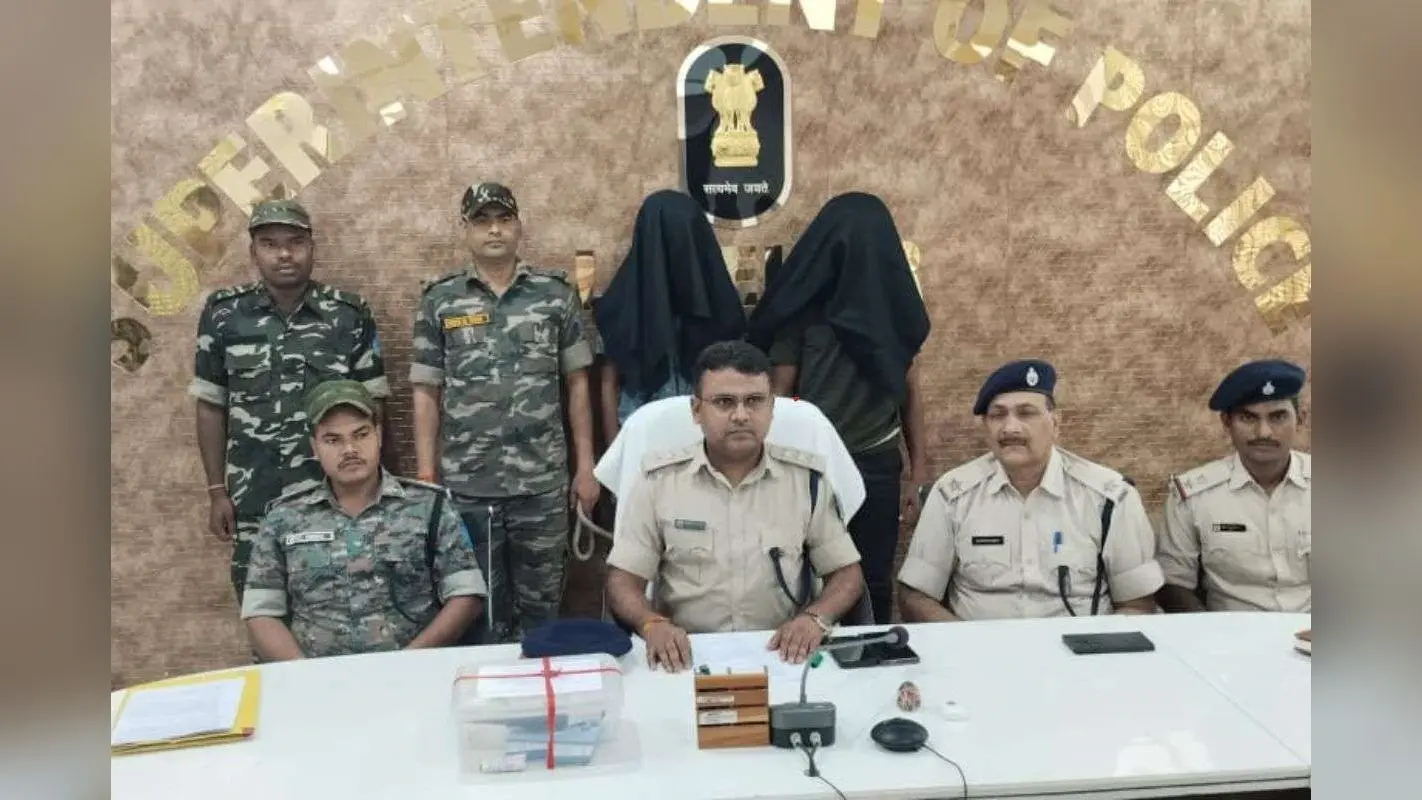 राहुल दुबे गैंग पर लातेहार पुलिस का शिकंजा, हथियारों और बम के साथ दो अपराधी गिरफ्तार