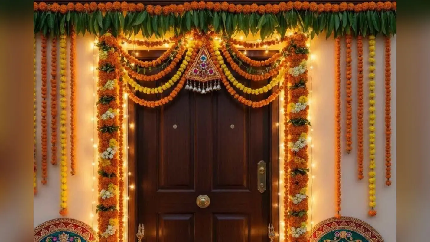 Main Door Decoration Ideas For Diwali: दिवाली के मौके पर मेन डोर को सजाएं, इन आइडियाज से दरवाजे को करें डेकोरेट