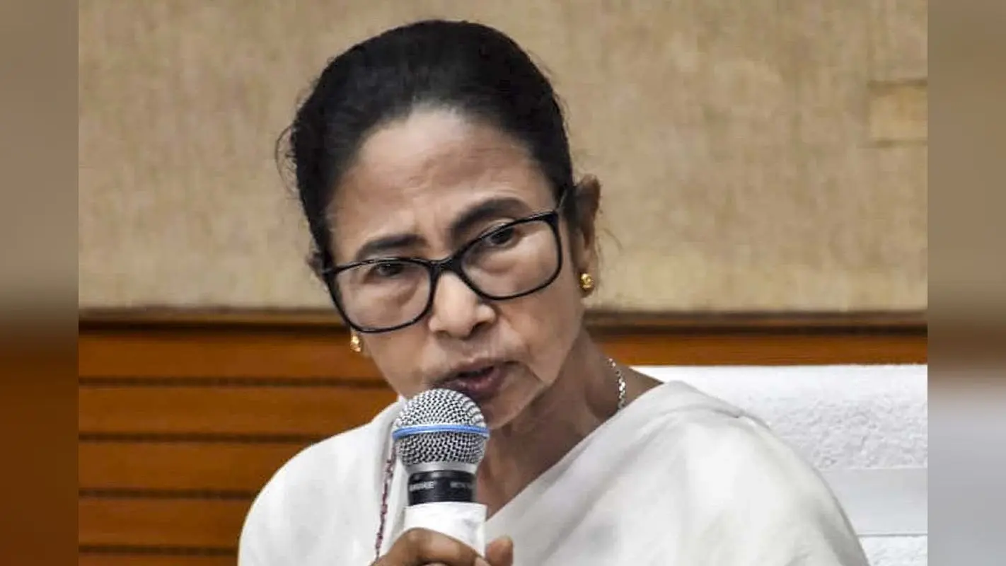 Mamata Banerjee: लड़कियों पर बयान देकर फंसी ममता बनर्जी, अब दे रहीं सफाई- मीडिया पर फोड़ दिया ठिकरा