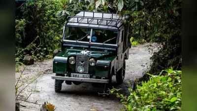 भारत का एक गांव ऐसा, जहां 70 साल पुरानी लैंड रोवर कारों से बंधी है लोगों के जीवन की डोर
