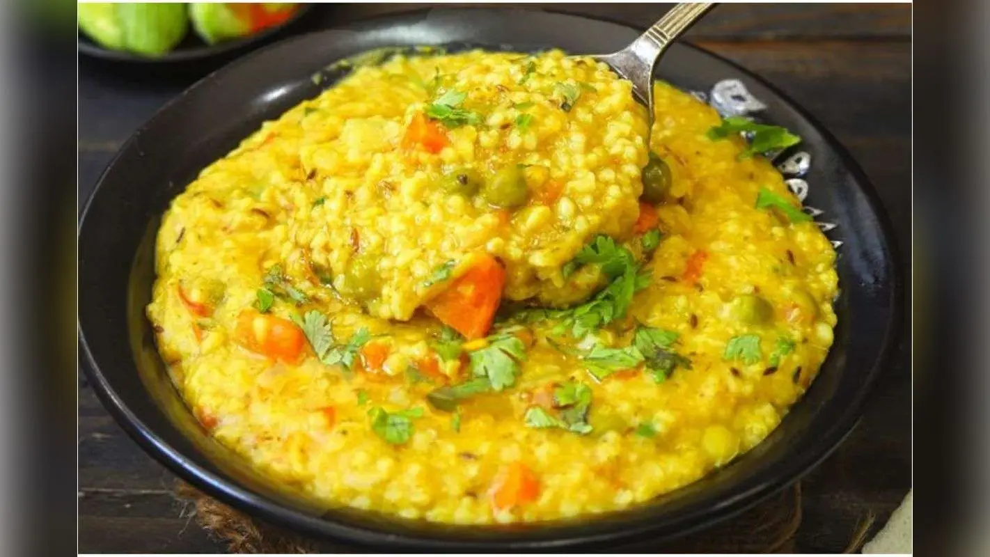 Moong Dal Khichdi Recipe: झटपट बनने वाली खिली-खिली मूंग दाल खिचड़ी की सीक्रेट रेसिपी