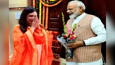 ‘मेरी झोपड़ी के भाग आज खुल जाएंगे…’, पीएम मोदी ने मंच पर गुनगुनाया छपरा की बेटी स्वाति मिश्रा का गीत