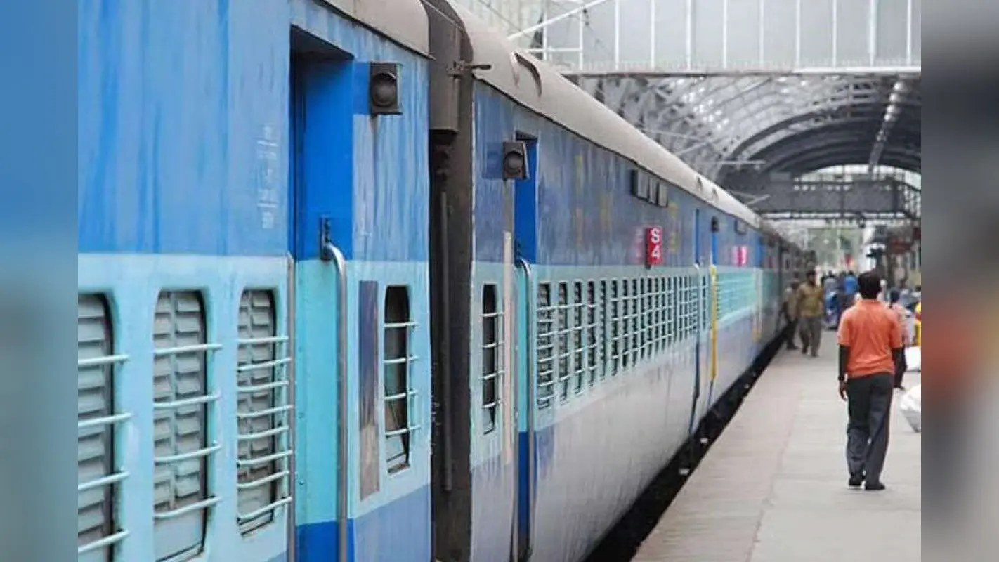 रेलवे अधिकारी की ट्रेन से कटकर मौत, जोग��नी-दानापुर इंटरसिटी पर चढ़ते समय हादसा