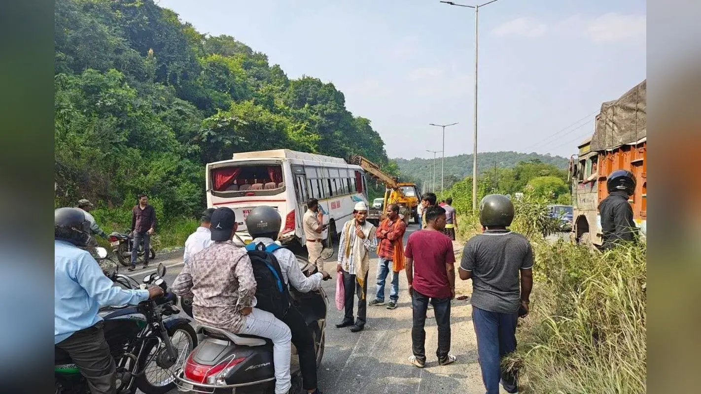 रामगढ़ घाटी में बस और ट्रेलर की जोरदार टक्कर, दर्जन भर से अधिक यात्री घायल, 3 की स्थिति नाजुक