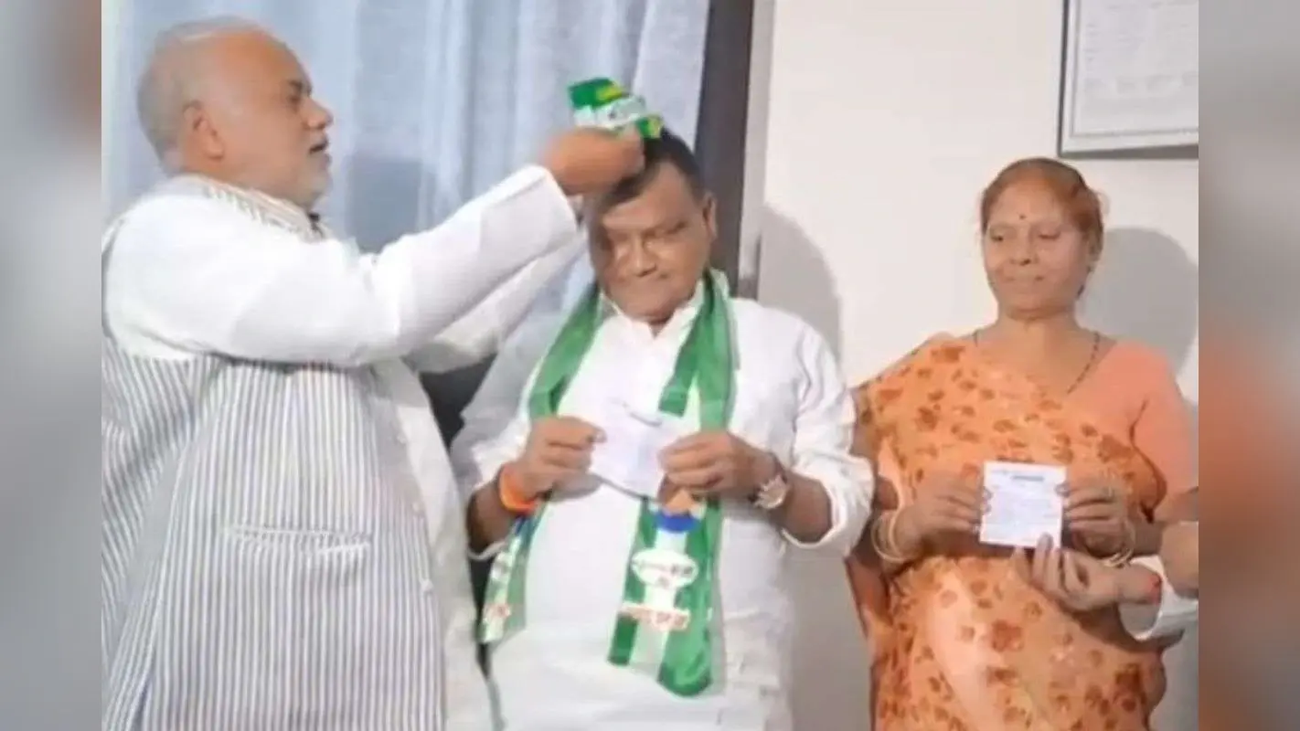 Bihar Elections 2025: दिल्ली में थे तेजस्वी, पटना में CM नीतीश ने दिया झटका, RJD के 3 विधायक JDU में शामिल