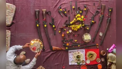 Shastra Puja 2025: दशहरा के दिन ही क्यों की जाती है शस्त्र पूजा, जानें यहां