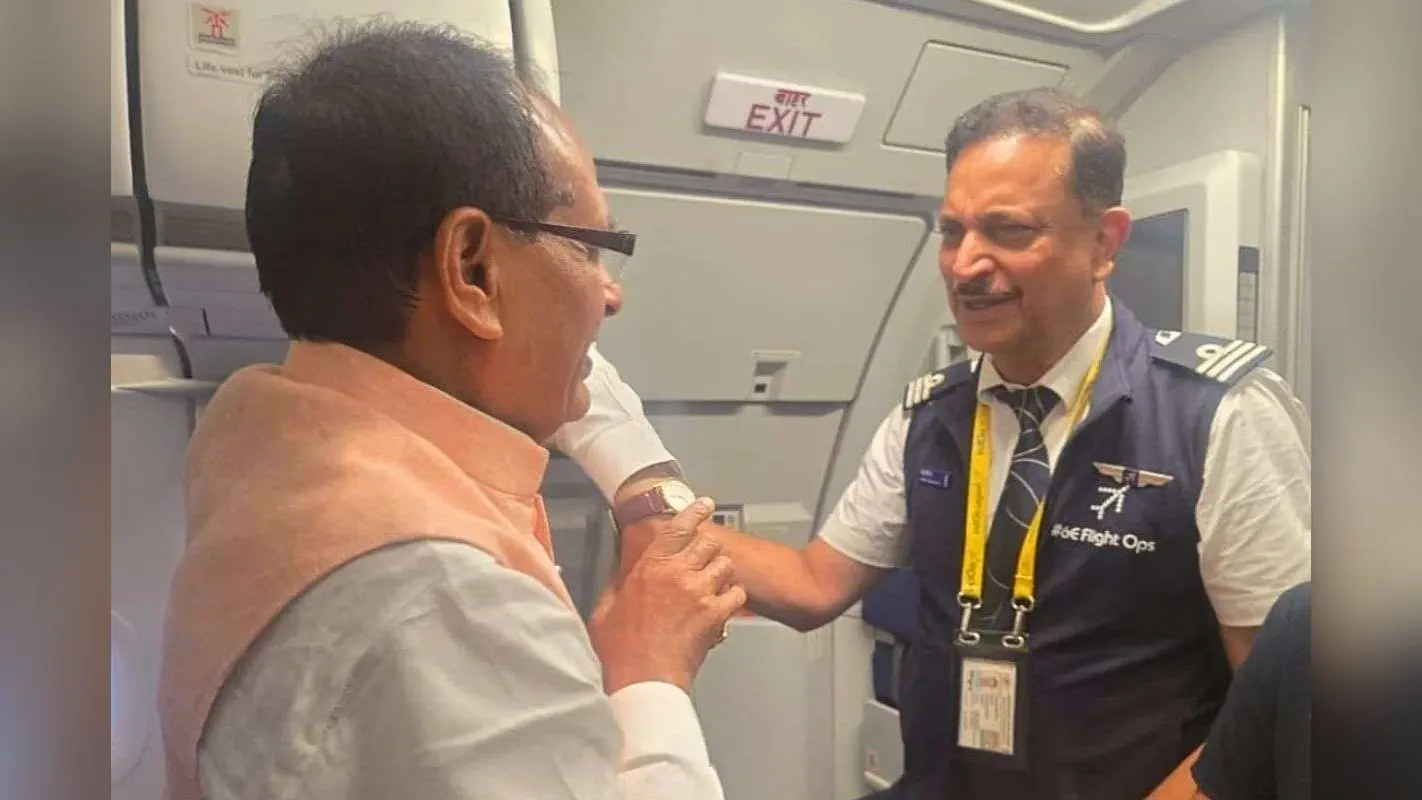 फ्लाइट में कैप्टन रूडी के अंदाज पर फिदा हुए शिवराज, बोले- राजीव जी, आज आपने दिल जीत लिया