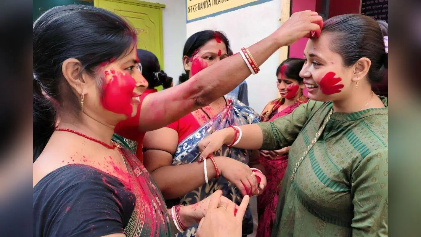 Sindoor Khela in Patna Durga Puja: सिंदूर की लाली में बसी विदाई की वेदना, पटना में बंगाली महिलाओं ने निभाई परंपरा