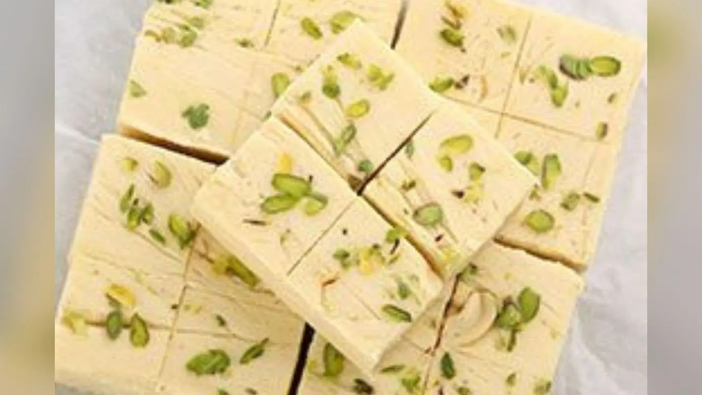 Soan Papdi Recipe: मिनटों में सीखें हलवाई स्टाइल सोनपापड़ी बनाने का आसान तरीका