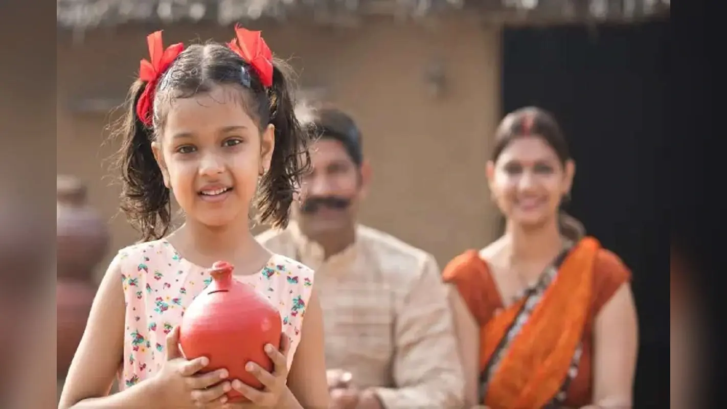 रिटर्न देने में पीपीएफ को टक्कर दे रही सुकन्या समृद्धि योजना, सेविंग्स स्कीम्स में टॉप पर