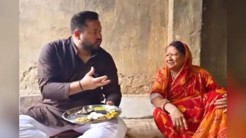 Video: जमीन पर बैठकर तेजस्वी ने लिया देहाती खाने का मजा, मडुआ की रोटी, साग, चटनी खाकर क्या बोलें?