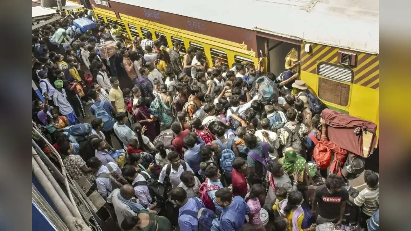 Train Rush After Chhath Puja: छठ के बाद,पटना जंक्शन पर उमड़ा जनसैलाब, पार्सल बोगी तक में घुसे यात्री