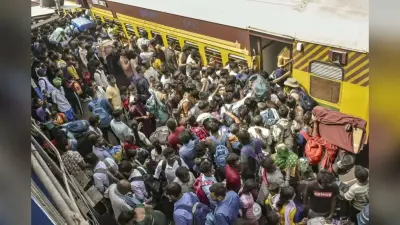 Train Rush After Chhath Puja: छठ के बाद,पटना जंक्शन पर उमड़ा जनसैलाब, पार्सल बोगी तक में घुसे यात्री