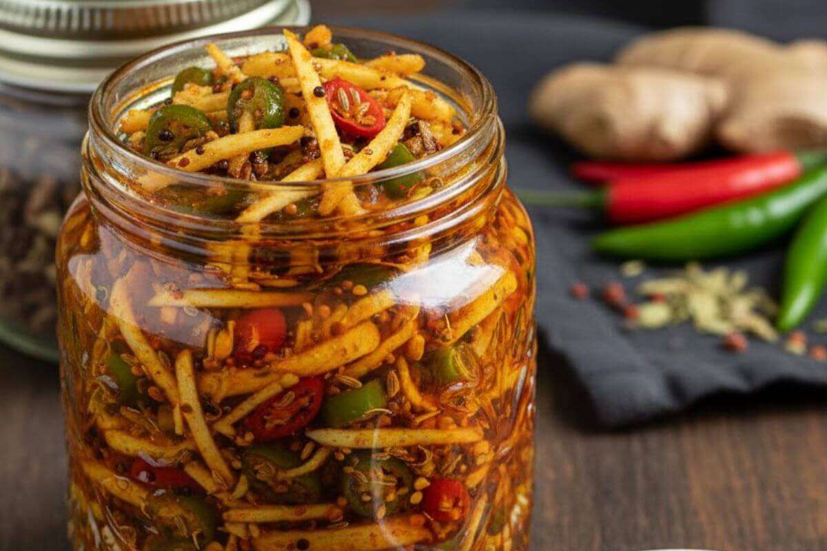 Adrak Mirch Ka Achar: सर्दियों में जरूर ट्राई करें ये जल्दी बन जाने वाला अदरक-मिर्च का अ���ार, स्वाद में लगेगा जबरदस्त