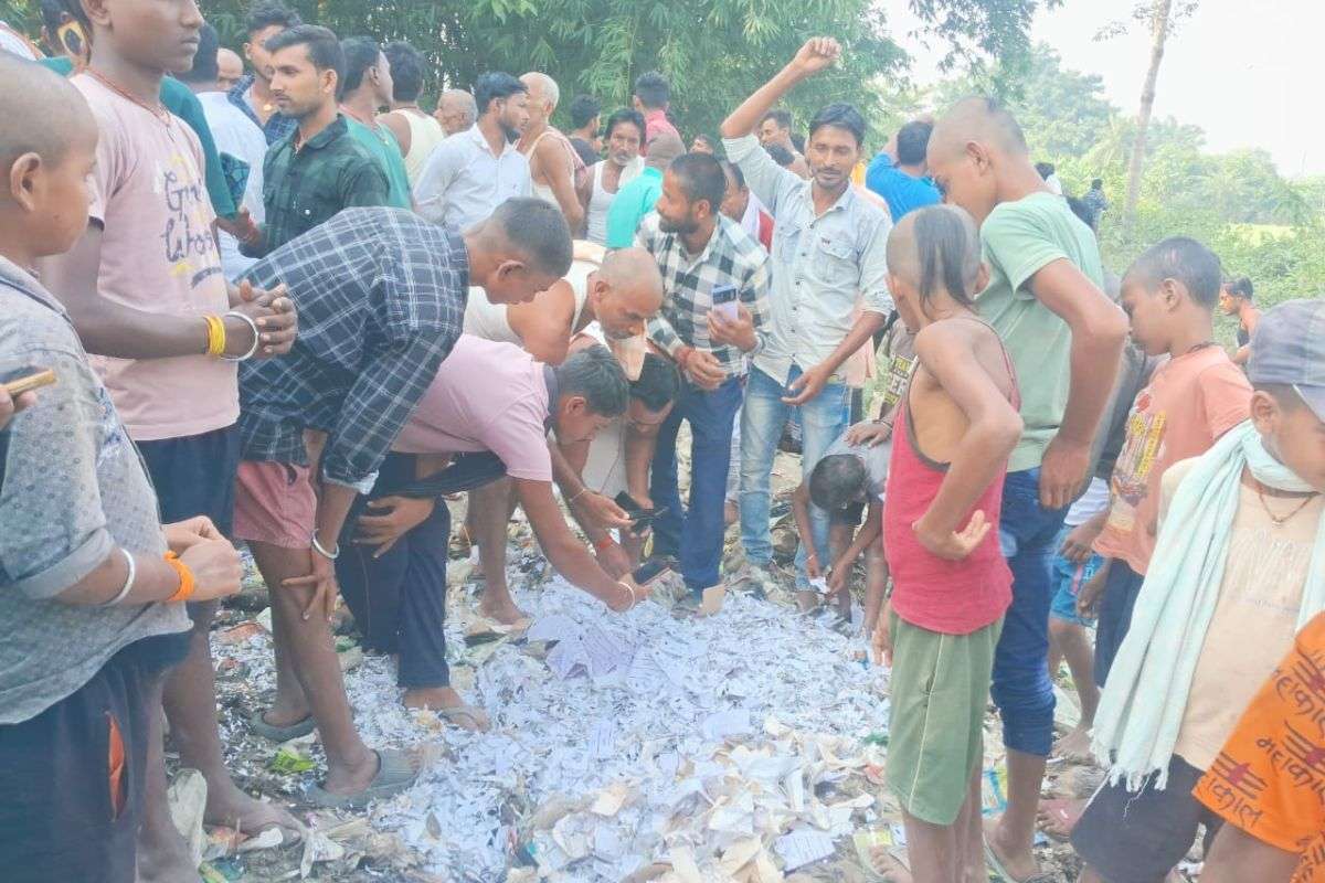 Bihar Chunav 2025: समस्तीपुर में कूड़े में VVPAT पर्चियां मिलने के बाद बवाल, समर्थकों के साथ पहुंचे उम्मीदवार, DM ने बैठाई जांच