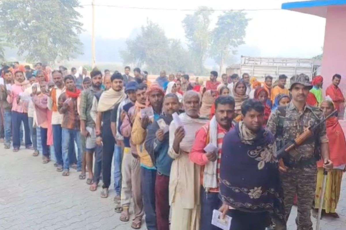 Bihar Election 2nd Phase Voting: स्वेटर पहन और शॉल ओढ़कर वोटर्स पहुंचे मतदान करने, तस्वीरों में देखिये सुबह-सुबह बूथों का नजारा