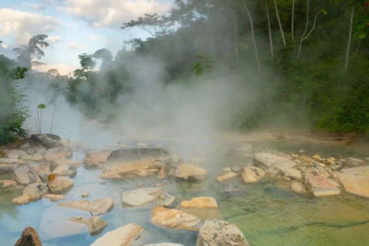 अमेजन के बीच बहती आग की नदी! जानें क्या है ‘Boiling River’ का रहस्य, जहां पानी उबलता है 100°C पर, वैज्ञानिक भी हैरान