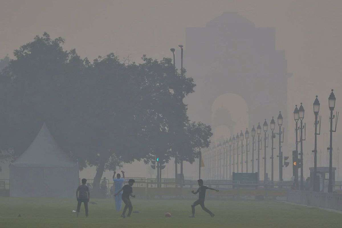 Delhi Pollution: दिल्ली में हेल्थ इमरजेंसी की मांग, AQI 300 के नीचे