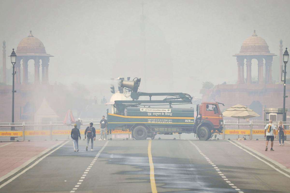 Delhi Pollution : धुंध की परत में दिल्ली, सामने आया वीडियो