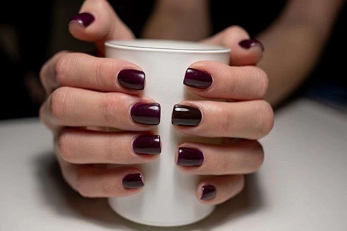 Latest Winter Nail Paint: सर्दियों में हाथों को दें खूबसूरत लुक, नाखूनों को देखकर हर कोई करेगा तारीफ